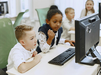 Desafie-se a aproveitar ao máximo as oportunidades oferecidas pela tecnologia na educação. Construa um futuro brilhante para as gerações futuras