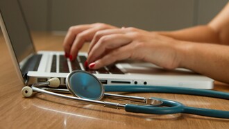 Un confronto strutturato tra agenti AI riduce gli errori diagnostici causati dai bias cognitivi e migliora significativamente l’accuratezza delle diagnosi