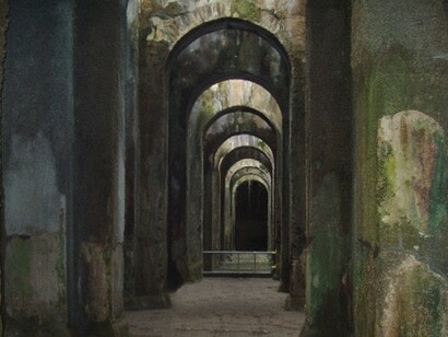Il suo interno è caratterizzato da una serie di maestosi pilastri, 48 in totale, che sorreggono le volte a crociera, creando un'atmosfera suggestiva e quasi sacrale. RaBoe/Wikipedia. Bacoli (NA), Italia