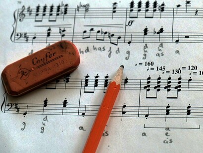 Carta, penna e spartito. Conoscere la teoria e l'armonia può essere utile per studiare i meccanismi attraverso cui si crea la musica!