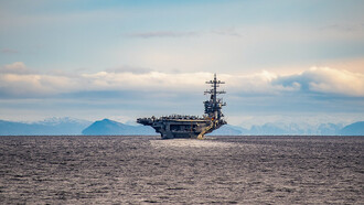 El portaaviones de clase Nimitz USS George Washington (CVN 73) cruza el Estrecho de Magallanes el 5 de junio de 2024