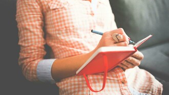 À primeira vista, para muitos, essa atividade pode parecer algo banal. Até que ela comece a surtir efeitos no indivíduo. Os benefícios são diversos e cada um irá experienciar de uma forma e intensidade diferente. Por exemplo, ao se comprometer em reservar de 20-30 minutos do seu dia, para se dedicar a escrita diariamente, após a sessão, você poderá sentir uma espécie de sonolência, isso é uma resposta do seu corpo e mente após liberar emoções (muitas vezes reprimidas ou não elaboradas o suficiente)