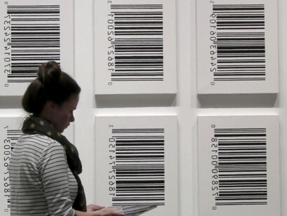 Nascido na flórida, Scott Blake utiliza códigos de barras para criar retratos de celebridades, abordando temas como identidade e tecnologia. seu trabalho é reconhecido por sua originalidade e profundidade. Exposição I am What I Eat do artista Scott Blake no Ulrich Museum Of Art em Wichita, Kansas, Estados Unidos