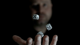 Propulsés dans les airs, les dés figent l’instant où tout peut basculer. Cette image du hasard, incertitude opérationnelle, s'applique-t-elle aux équilibres qui façonnent notre monde ?