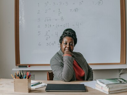 Professora sentada em sua sala