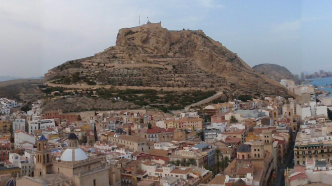Vista panorámica de Alicante y el Castillo de Santa Bárbara en la cima del monte Banacantil, España