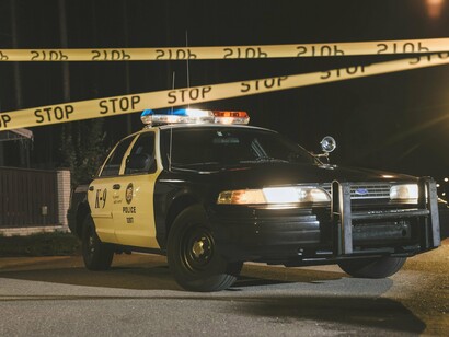 La macchina della polizia sulla scena del crimine