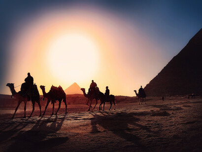 Necrópolis de Guiza en Egipto durante el amanecer