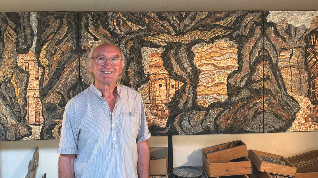 Christian Sicault. Il a choisi un art particulier ou peut-être est-ce l’art qui l’a choisi : la mosaïque