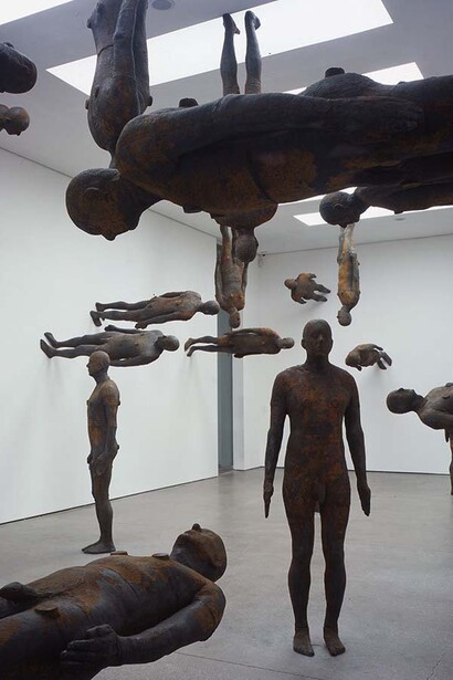 Antony Gormley,
LOST HORIZON I, 2008.
Cast iron. 189 x 53 x 29 cm (32 elements). Installation view, White Cube, Mason’s Yard, London, England Photograph by Stephen White, London © the artist.