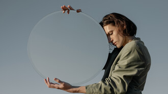 Modelo segura espelho que levará o consumidor a outra dimensão na moda