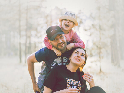 Una familia pasa un día soleado dentro del bosque. El ser espiritual y el ser biológico interactúan por medio del ser social