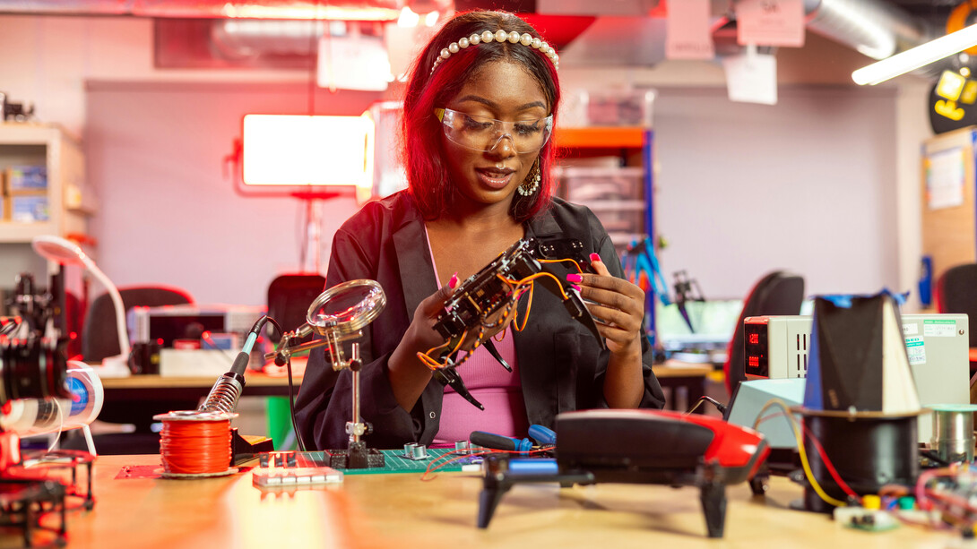 Explore como a integração da tecnologia na educação pode ser uma aliada poderosa na jornada do conhecimento, capacitando alunos e educadores para os desafios do século XXI