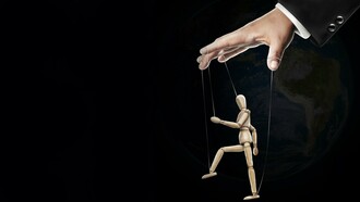 Em ambientes legislativos como a Câmara dos Deputados, o chamado "storytelling" é uma estratégia central do jogo e da construção de um posicionamento político. Senadores, deputados e vereadores têm a capacidade de convencer, mobilizar e justificar interpretações distintas. E isso é extremamente legítimo, afinal, o exercício é democrático. Entretanto, para essas pessoas, a grande falha acontece quando olhos lúcidos captam suas mensagens absurdas e posturas incoerentes. Mas até mesmo neste momento, eles permanecem firmes em suas próprias falácias