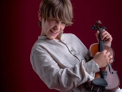 Un niño con un violín