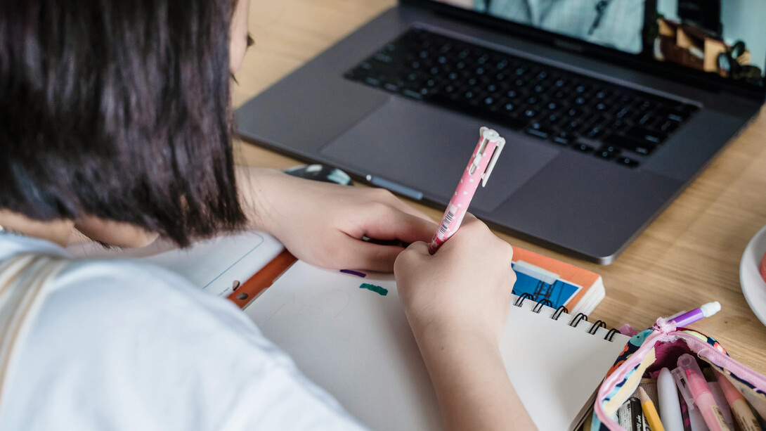 Descubra como a tecnologia está transformando a educação, tornando-a mais acessível, personalizada e envolvente para alunos de todas as regiões e backgrounds