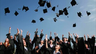 O problema está no rendimento. Apesar da presença constante, o desempenho é alarmante. Em uma sala com 40 alunos, apenas cerca de 15% realizam todas as atividades. Outros 30% fazem a maioria. Os demais — mais da metade — não produzem quase nada. Criou-se, assim, uma cultura de estar na escola, mas não de aprender