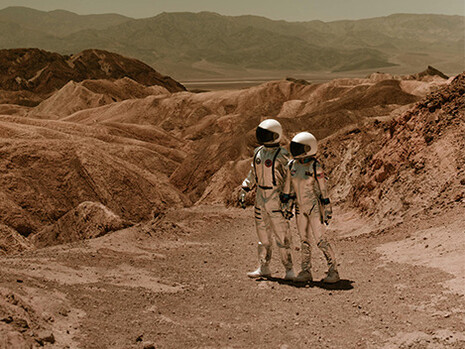 Astronautas explorando. Sua contribuição para o campo da arqueologia popularizou a busca por respostas para mistérios arqueológicos