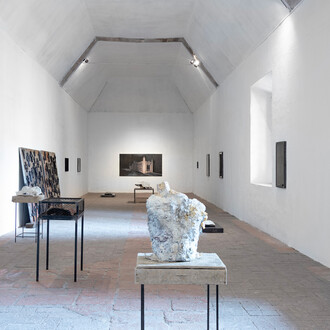 Gabriel O’Shea, Threni, vista de exhibición. Cortesía del Museo de la Ciudad de Querétaro
