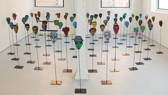 Un'installazione di Bruno Pellegrino. La mostra Personae: 63 sculture in ferro dipinto e sei maschere per uno sguardo riflessivo sull’umano moderno. Al Museo ADI a Milano, al MAXXI di Roma e al Palazzo del Pegaso a Firenze