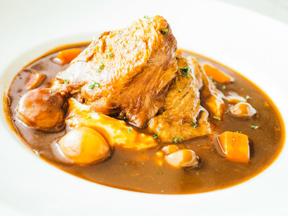 Muamba de galinha. A gastronomia angolana é muito rica sendo influenciada pela culinária portuguesa e tendo também recebido nos últimos anos influencia brasileira