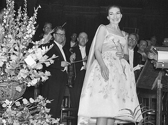 Maria Callas erhält Beifall im Königlichen Konzert Gebäude in Amsterdam
