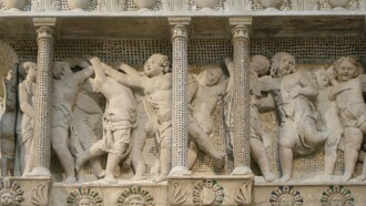 Donatello, Cantoria, 1433-38, dettaglio del fregio centrale. Rappresenta i salmi 148-149 che inneggiano alla danza come espressione di gioia spirituale. Museo dell’Opera del Duomo, Firenze, Italia