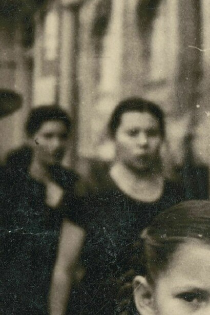 Niña mirando con curiosidad al ‘fotocinero’