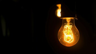 Lâmpada elétrica. A invenção da eletricidade é uma das maiores conquistas da humanidade, responsável por transformar radicalmente a sociedade e possibilitar a criação de inúmeras tecnologias modernas que moldam o mundo em que vivemos hoje. A história da eletricidade começa com as primeiras observações sobre fenômenos elétricos e evolui para descobertas e inovações que mudaram o curso da civilização