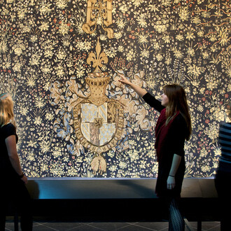Looking at the Mille-fleur tapestry, which once belonged to Philip the Good (Brussels(?), ca 1466)
© Bernisches Historisches Museum, Bern. Photo Nadja Frey