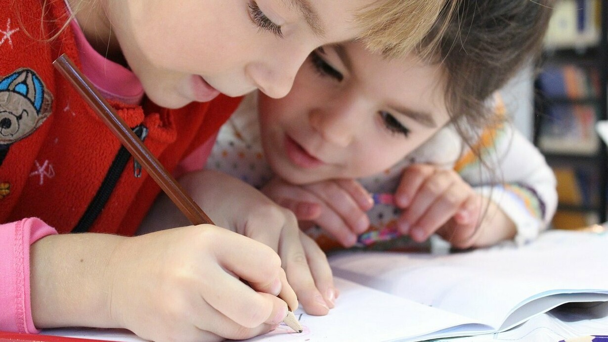 Dei bambini che scrivono. Per fare didattica sono necessarie le parole giuste, anche se complicate.