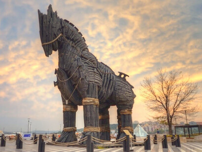 El caballo de Troya fue usado por los aqueos como una estrategia para introducirse en la ciudad fortificada de Troya