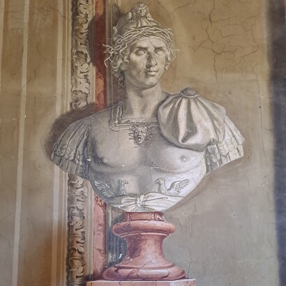 Castello Massimo, Salone, particolare della parete affrescata da Marco Benefial con busto di Fabrizio Massimo, 1749,Arsoli Roma, Italia, ph. Roberto Luciani