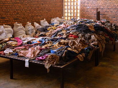 Plataforma para la exhibición de la colección de textiles (los textiles sin procesar, recién excavados, en sacos blancos), Memorial al Genocidio de Nyamata, Ruanda, 2019. Fotografía de Kaitlyn Levesque. Cortesía de Penn Praxis