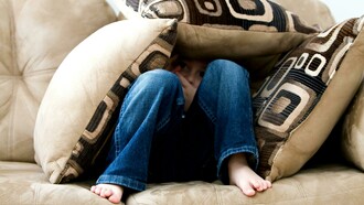 O problema não está na falta em si. O problema está na relação que se estabelece com ela. Vivemos em um tempo que não tolera o vazio. Tudo precisa ser resolvido rápido, preenchido rápido, substituído rápido. O silêncio incomoda. O tédio incomoda. O não saber incomoda. E, diante disso, o sujeito aprende a fugir, muitas vezes sem perceber que está fugindo de si mesmo