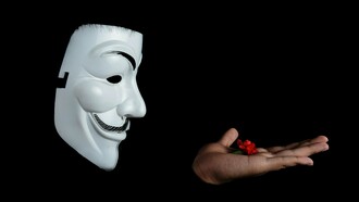 Que ao menos consigamos resistir ao ímpeto hedonista e egocêntrico do individual e que se procure um maior equilíbrio social e ambiental que nos faça persistir e insistir em valores e causas mais livres, mais democráticas e sensíveis à harmonias. Que esta resistência consiga devolver esperança a tantos que esmorecem em desespero. Que, tal como a liberdade, não morra a esperança em dias e tempos diversos e mais humanos