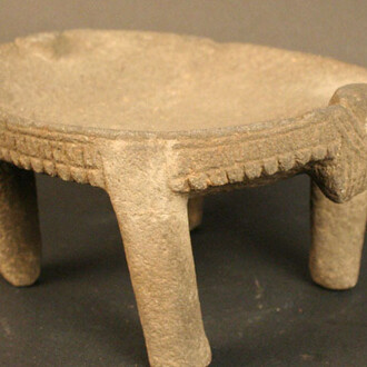 Piedra de moler con 4 patas
Materiales: Piedra
Medidas: 125mm de alto x 225mm de largo x 190mm de ancho