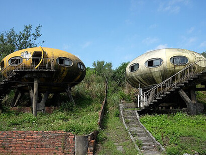 In Wanli, northern Taiwan, several abandoned Futuro and Venturo houses can be found. The Futuro houses feature a distinctive round, UFO-inspired design, while the Venturo houses have a more rectangular, contemporary shape