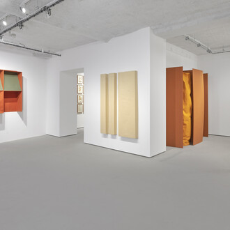 Franz Erhard Walther, Les couleurs sont des actions de la lumière...exhibition view. Courtesy of Galerie Jocelyn Wolff