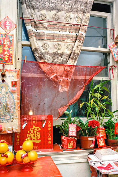 Reagan Louie, Window, San Francisco, Chinatown, 2005. Courtesy of the Cantor Arts Center