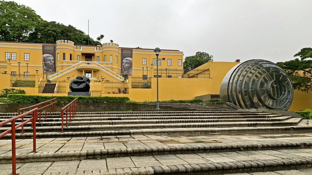 Plaza de la Democracia con el Museo Nacional de fondo, San José, Costa Rica