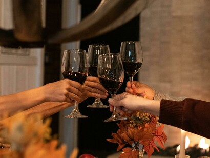 Durante Thanksgiving las familias se reúnen alrededor de una mesa donde el plato principal es el pavo asado, acompañado de salsa de arándanos, puré de papas y pastel de calabaza