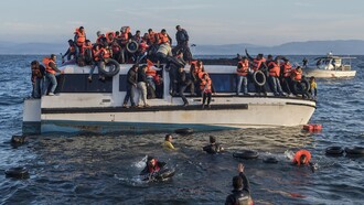 Una barca piena di migranti dall'Iraq e dal Pakistan attracca presso un porto italiano, 2016