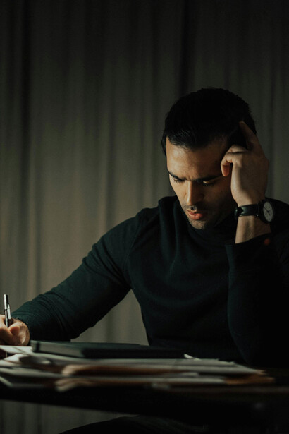 A neurociência demonstra que muitas decisões humanas são impulsivas, com o cérebro justificando-as racionalmente depois