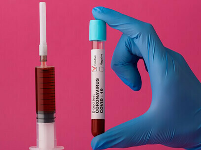 Eine bunte Palette von Coronavirus-Impfstoffen vor einem rosafarbenen Hintergrund unterstreicht die Bedeutung von Präventivmedizin und Impfungen