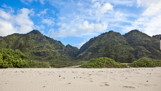 La spiaggia del luogo dell'incidente di Lost, Oahu, Hawaii
