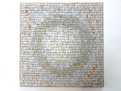 Mosaïque de Christian Sicault. Elle prend en compte la pierre, le marbre, la matière, et l’astronomie car il faut étudier le soleil afin de savoir comment disposer les pièces pour qu’elles resplendissent le plus possible