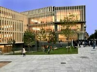 Nueva biblioteca Pilarín Bayés de Vic, que se abre en torno a un jardín en recuerdo de un cruel atentado terrorista, Barcelona, España
