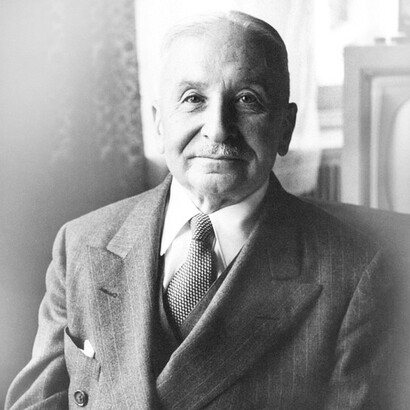 Mises defiende la idea de que la competencia libre y abierta fomenta la innovación, la eficiencia y el progreso económico