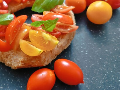 Nella tradizione contadina, le friselle erano un pasto pratico e nutriente per chi lavorava nei campi, riflettendo la semplicità e l'efficacia della dieta mediterranea